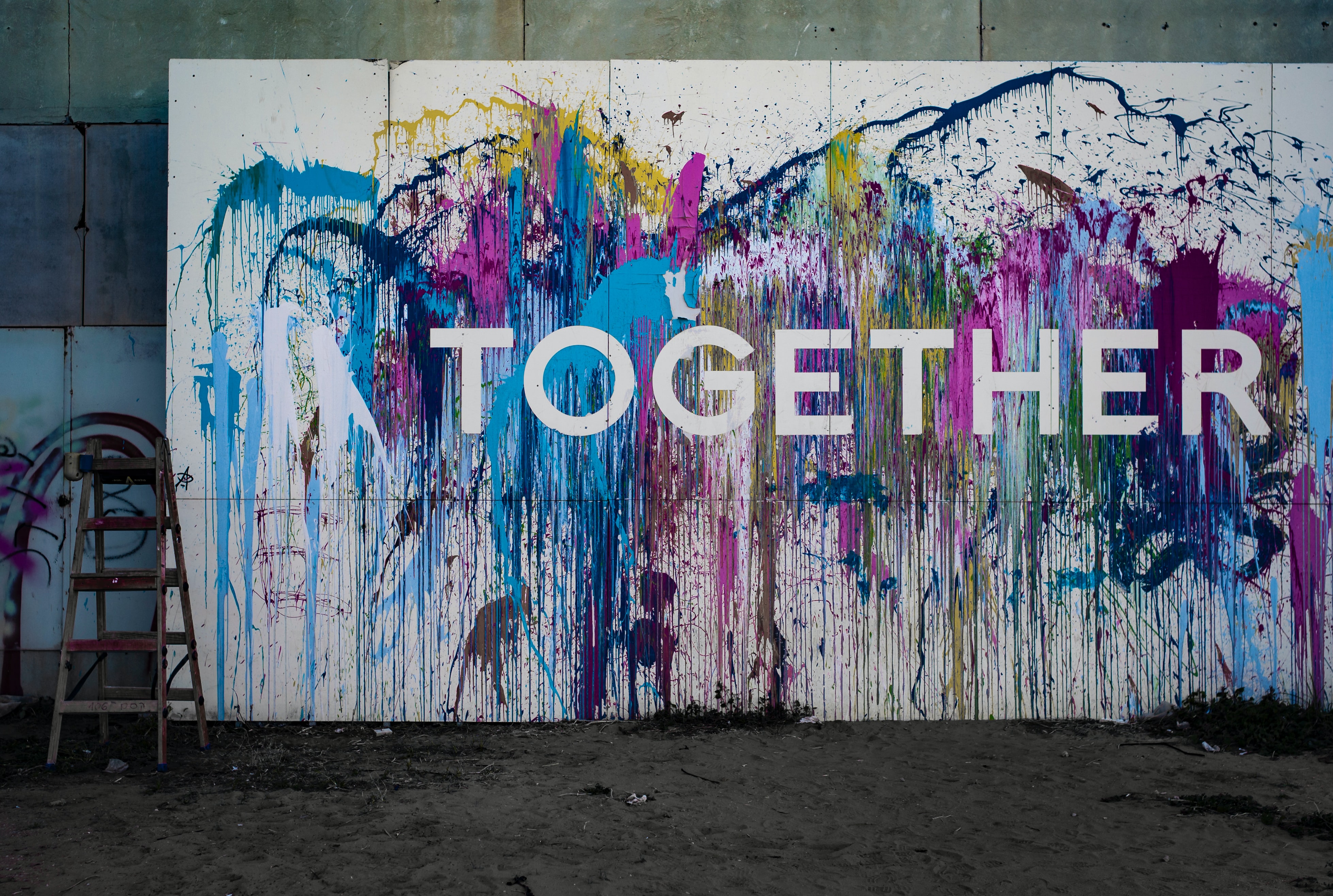 Together_geschreven_op_beschilderde_muur